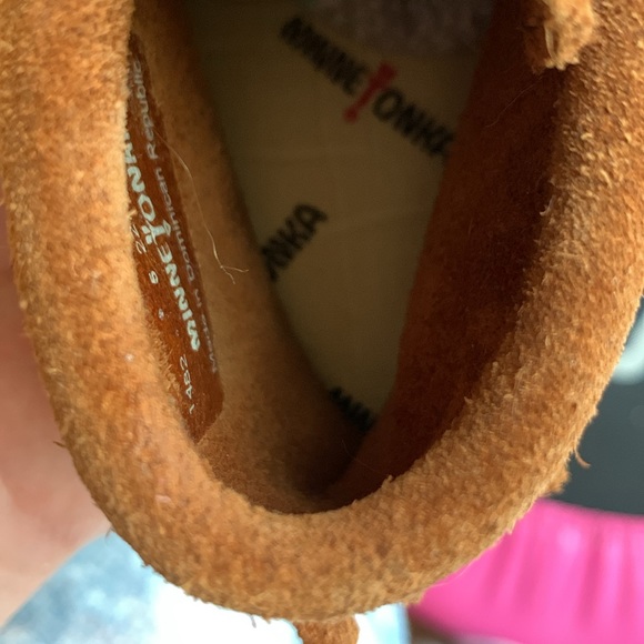 Minnetonka  Kids' Classic Fringe Softsole Boot - Picture 7 of 8